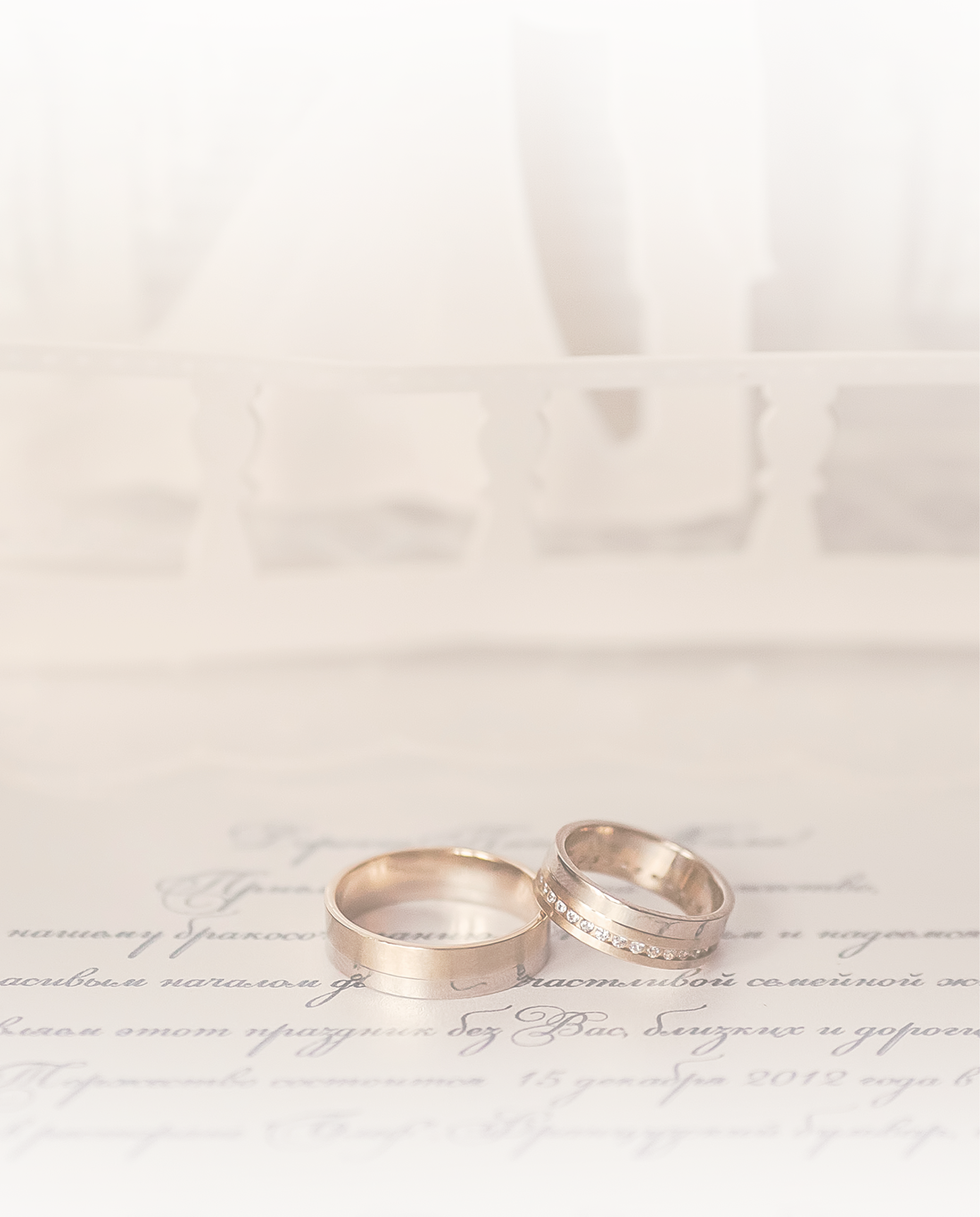 Anillos de boda sobre papel caligrafico